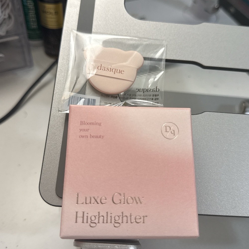 Brand New Dasique Luxe Glow Highlighter #02 Pink Light WITH small puff
